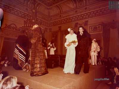 La donna ci mostra ora le foto di alcune sfilate organizzate all�interno degli splendidi saloni del Circolo Unione...